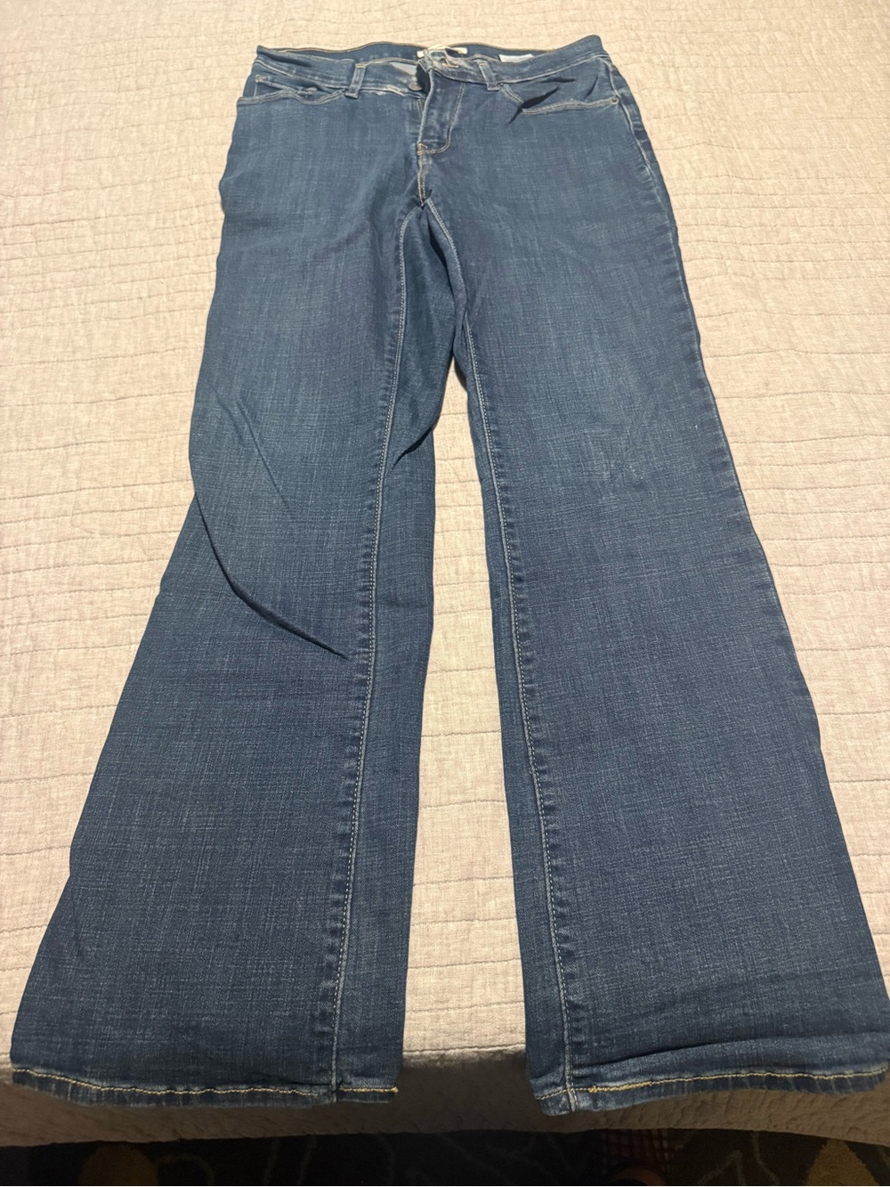 Levi's Women's Blue Classic Boot cut Jeans with Arcuate Stitch, Size 28